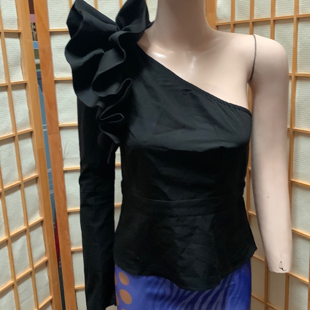 Beautiful Ruffle Cold Shoulder Blouse. NWT size Small